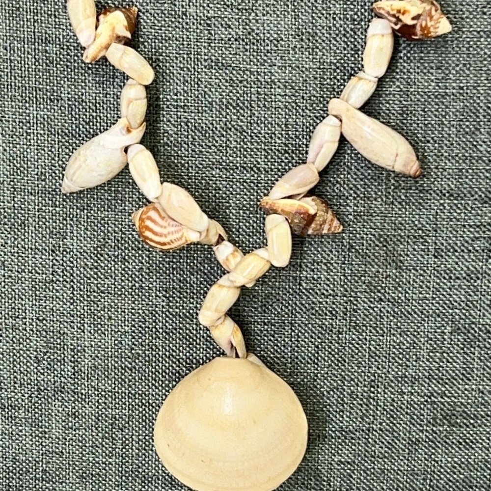 Vintage Shell Lei Necklace Rare LARGE Very Nice and has Two Clams Shells☑️ - Picture 8 of 8